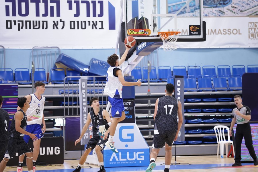 שחקן היובל הרצליה במהלך לעבר הסל