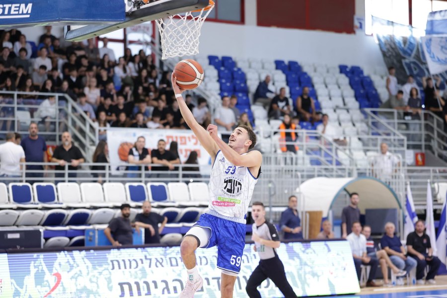שחקן היובל הרצליה עולה לזריקה מקרוב