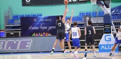 מהלך מתחת לסל במפגש בין היובל הרצליה לתיכון חדש תל אביב