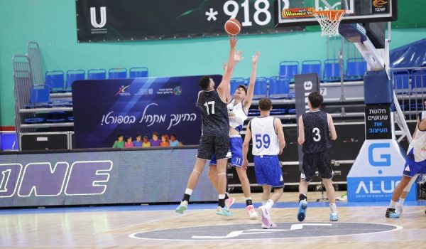 מהלך מתחת לסל במפגש בין היובל הרצליה לתיכון חדש תל אביב